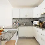 아파트 In Mit Grosser Terrasse Und Meerblick By Interhome *